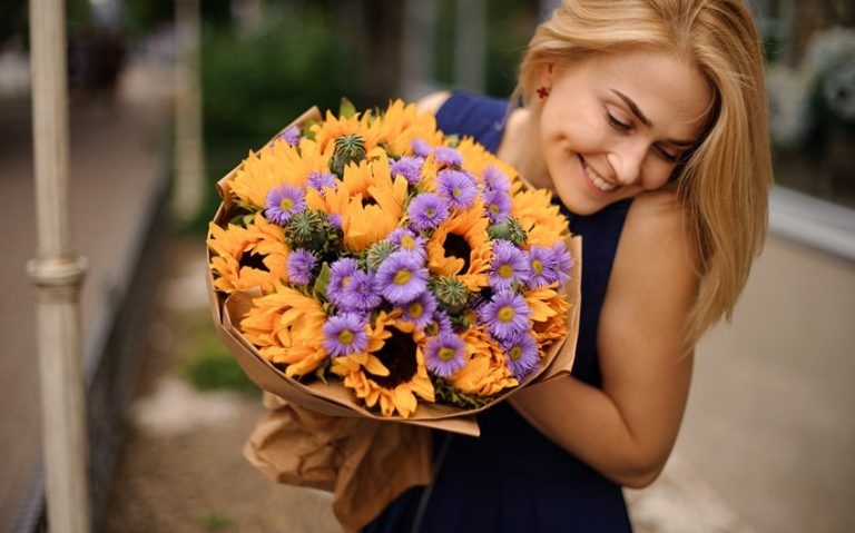 12 Best Flowers to Get a Girl: From Roses to Irises